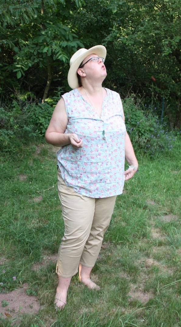 Sommeroutfit - Mille fiori Bluse mit Hut 