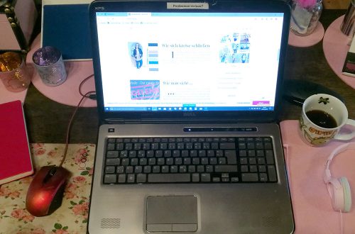 Arbeitsplatz mit Laptop
